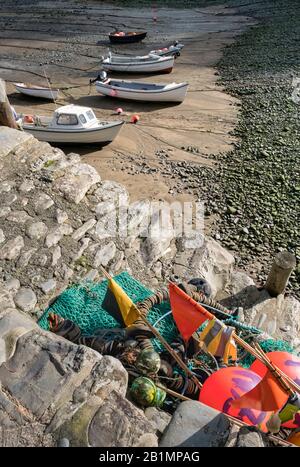 Nahaufnahmen der Hafenmauer im Fischerdorf Clovelly, die die Steinmauer im Detail mit den Stufen zeigt, Urlaubsziel Stockfoto