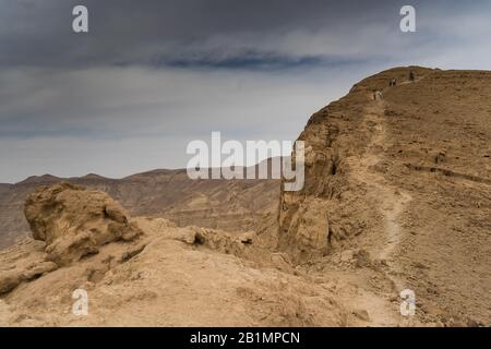 Steinwüsten Wandern für Gesundheit und Blick auf die Berge Stockfoto