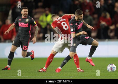 Middlesbrough, ENGLAND - 26. FEBRUAR die Adam Clayton Kämpfe von Middlesbrough mit Mateusz Klich von Leeds United beim Sky Bet Championship Match zwischen Middlesbrough und Leeds United im Riverside Stadium, Middlesbrough am Mittwoch, 26. Februar 2020. (Credit: Mark Fletcher/MI News) Foto darf nur für redaktionelle Zwecke in Zeitungen und/oder Zeitschriften verwendet werden, Lizenz für kommerzielle Nutzung erforderlich Credit: MI News & Sport /Alamy Live News Stockfoto