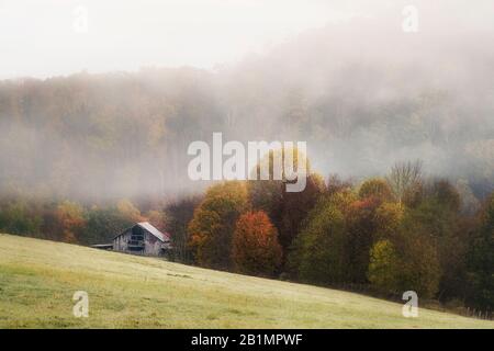 Herbstansicht von Bergen, Wäldern und Scheune im Canaan Valley von West Virginia Stockfoto