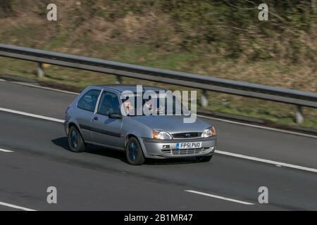 FP51PUO 2001 Ford Fiesta Fun Silver Car Petrol Fahren auf der Autobahn M6 in der Nähe von Preston in Lancashire, Großbritannien Stockfoto