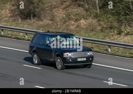 Land Rover Range Rover Vogue Tdv8 2008 EIN blauer Diesel, der auf der Autobahn M6 in der Nähe von Preston in Lancashire, Großbritannien, fährt Stockfoto