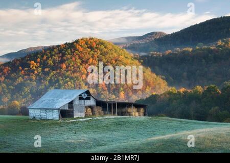 Herbstansicht von Bergen, Wäldern und Scheune im Canaan Valley von West Virginia Stockfoto