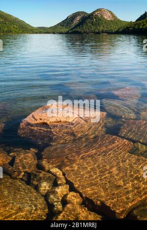 Sommer Blick auf die Bubbles über Jordan Pond im Acadia National Park in Maine gesehen. Stockfoto