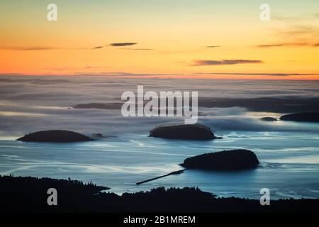 Blick bei Sonnenaufgang über die Frenchman Bay vom Cadillac Mountain im Acadia National Park, Maine Stockfoto