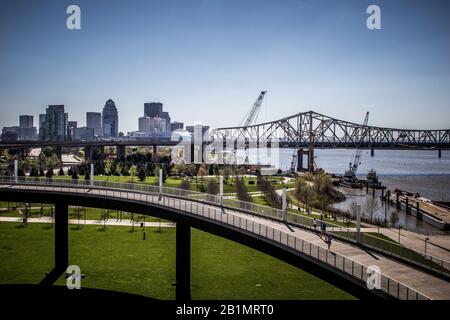 Blick auf die Stadt Louisville, KY mit Brücken und den Fluss in der Ferne Stockfoto