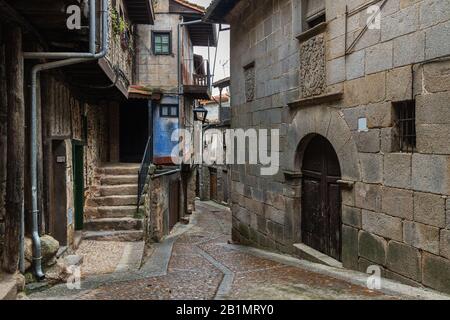 Typische Straße in der historischen Stadt Miranda del Castañar. Spanien. Stockfoto