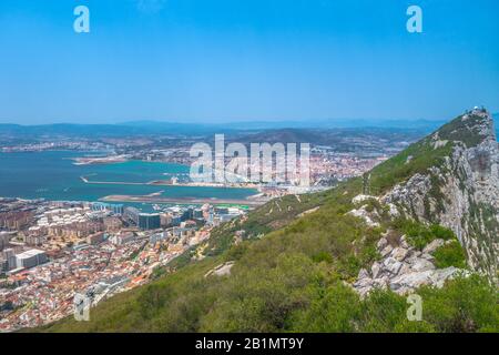 Blick auf die Bucht von den Bergen in Gibraltar mit Flughafen und Hafen. Lizenzfreies Foto. Stockfoto