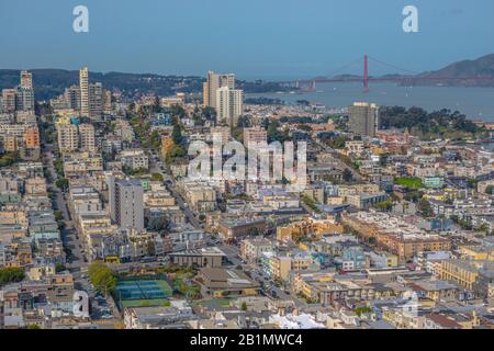 Lombard Street vor der Golden Gate Bridge, San Francisco, Kalifornien, USA. Blick vom Coit Tower. Lizenzfreies Foto. Stockfoto