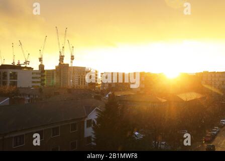 Stürmisches Winterwetter mit Blick auf Kings Cross von einem Londoner Balkon in Großbritannien Stockfoto