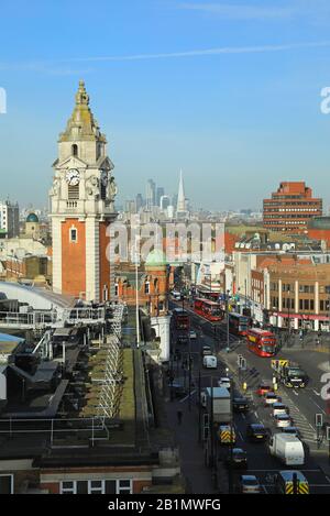 Blick über Brixton mit dem Uhrturm der Town Hall im Vordergrund, im Süden Londons, Großbritannien Stockfoto