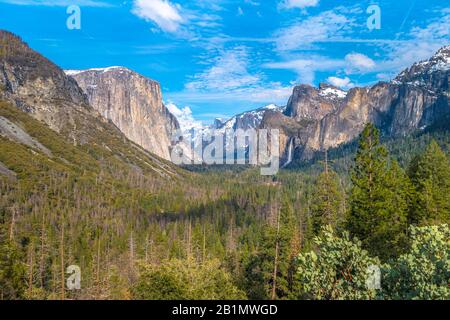 Blick über das Yosemite Valley vom Tunnel View Point im Winter mit schneebedeckten Bergen. Lizenzfreies Foto. Stockfoto