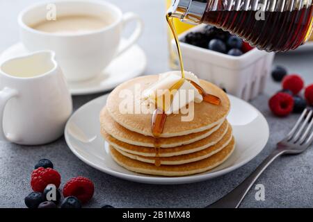 Pfannkuchen mit Butter und Sirup übergießen Stockfoto
