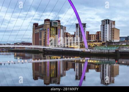 Kai mit Newcastle Gateshead Millennium Bridge leuchtet Lila für kleine Lichter für kleine Leben Welt Frühreife Tag 2019, RVI SCBU Stockfoto