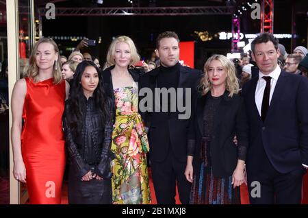 26. Februar 2020, Berlin: 70. Berlinale, Premiere, Serie der Berlinale, 'Stateless': Mitglieder der Besetzung, die Schauspieler Yvonne Strahovski (l), Cate Blanchett (3. Von links), Jai Courtney (3. Von rechts), Asher Keddie und Dominic West. Das Internationale Filmfestival findet vom 20.02. Bis 01.03.2020 statt. Foto: Christoph Soeder / dpa Stockfoto