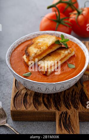 Tomatensuppe mit gegrilltem Käse Stockfoto