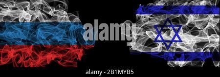 Flaggen Russlands und Israels auf schwarzem Hintergrund, Russland vs. Israel Smoke Flags Stockfoto