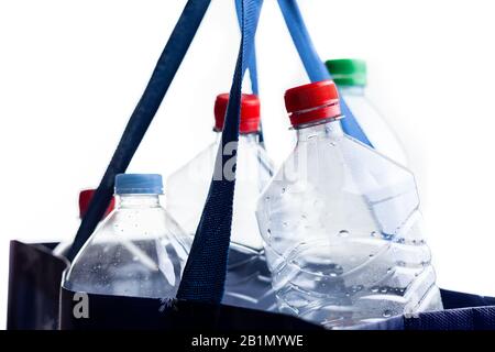 Gebrauchte Plastikflaschen in einer Einkaufstasche. Bereit zum Recycling. Sagen Sie Nein zum Kunststoffverbrauch. Stockfoto