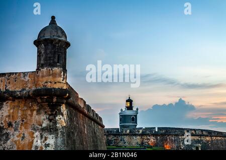 Leuchtturm (1846/1908) und Befestigungsmauern, San Felipe del Morro Castle (1540er-815), San Juan National Historic Site, Old San Juan, Puerto Rico Stockfoto