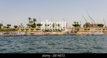 Luxor, Ägypten - 16. April 2019: Touristische riverboats mit nationalen Flaggen Kreuzfahrt auf dem Nil in Luxor, Ägypten Stockfoto