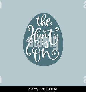Die Jagd ist eingeschaltet. Oster-Vektor-Schriftzug. Weiße handbeschriftete Zitate mit handgezogenem Eierhintergrund für Grußkarte, Geschenkanhänger, Etikett, T-Shirt Stock Vektor