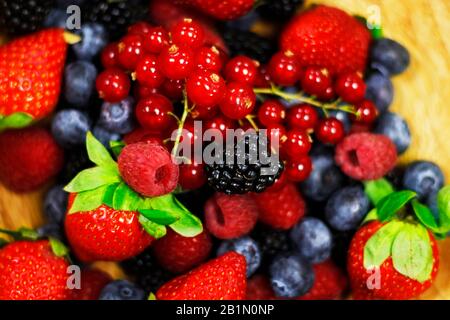 Frische und reife, sortierte Beeren in Nahaufnahme Stockfoto