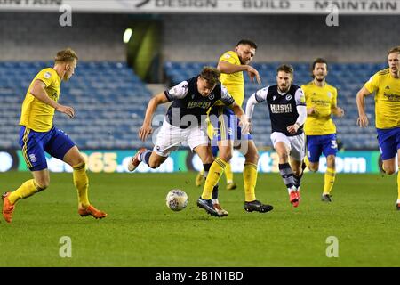 London, ENGLAND - 26. FEBRUAR Matt Smith von Millwall kämpft um Besitz mit Harlee Dean aus Birmingham während des Sky Bet Championship Matches zwischen Millwall und Birmingham City in Den, London am Mittwoch, 26. Februar 2020. (Kredit: Ivan Yordanov/MI News)Foto darf nur für redaktionelle Zwecke in Zeitungen und/oder Zeitschriften verwendet werden, Lizenz für kommerzielle Nutzung erforderlich Kredit: MI News & Sport /Alamy Live News Stockfoto