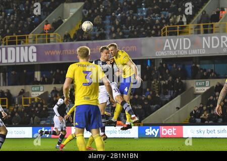 London, ENGLAND - 26. FEBRUAR Matt Smith von Millwall bestreitet einen Kopfschlag mit Marc Roberts aus Birmingham während des Sky Bet Championship Matches zwischen Millwall und Birmingham City in Den, London am Mittwoch, 26. Februar 2020. (Kredit: Ivan Yordanov/MI News)Foto darf nur für redaktionelle Zwecke in Zeitungen und/oder Zeitschriften verwendet werden, Lizenz für kommerzielle Nutzung erforderlich Kredit: MI News & Sport /Alamy Live News Stockfoto