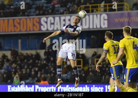 London, ENGLAND - 26. FEBRUAR Matt Smith von Millwall schießt während des Sky Bet Championship Matches zwischen Millwall und Birmingham City in Den, London am Mittwoch, 26. Februar 2020, auf Tor. (Kredit: Ivan Yordanov/MI News)Foto darf nur für redaktionelle Zwecke in Zeitungen und/oder Zeitschriften verwendet werden, Lizenz für kommerzielle Nutzung erforderlich Kredit: MI News & Sport /Alamy Live News Stockfoto