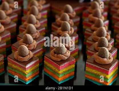 opernkuchen mit regenbogen Stockfoto