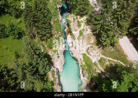 Luftbild über den Fluss Soca im Nationalpark Triglav, Slowenien Stockfoto