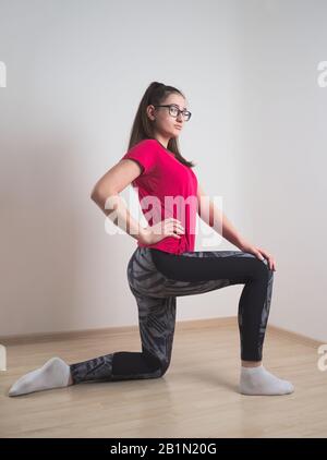 Junge, Bespeckte Teenie-Mädchen Posieren in Sportswear Stockfoto