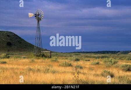 Windmühle, Comanche National Grasland, Santa Fe Trail Scenic Byway, Colorado Stockfoto