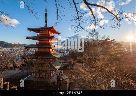 Die letzten Strahlen der untergehenden Sonne leuchtende Berg Fuji und die Churito Pagode auf einem Dezember Winter am Nachmittag. Stockfoto