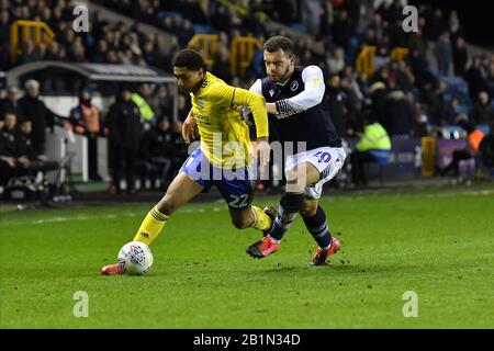 London, ENGLAND - 26. FEBRUAR Jude Bellingham von Birmingham kämpft um Besitz mit Mason Bennett von Millwall während des Sky Bet Championship Matches zwischen Millwall und Birmingham City in Den, London am Mittwoch, 26. Februar 2020. (Kredit: Ivan Yordanov/MI News)Foto darf nur für redaktionelle Zwecke in Zeitungen und/oder Zeitschriften verwendet werden, Lizenz für kommerzielle Nutzung erforderlich Kredit: MI News & Sport /Alamy Live News Stockfoto