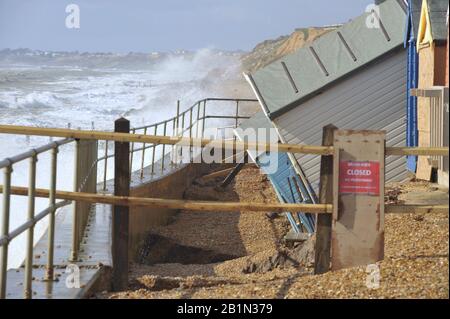 Milford-on-Sea, Großbritannien, 26. Februar 2020. Strandhütten rutschen in ein Sinkloch, das gebildet wird, da mächtige Wellen Schäden an der Küstenmeerabwehr in der Nähe von Milford-on-Sea in Hampshire, Großbritannien Verursachen. In Den Letzten längeren Phasen schwerer Stürme und schlechter Wetterbedingungen sind weite Teile der britischen Inseln betroffen. Stockfoto