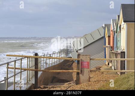 Milford-on-Sea, Großbritannien, 26. Februar 2020. Strandhütten rutschen in ein Sinkloch, das gebildet wird, da mächtige Wellen Schäden an der Küstenmeerabwehr in der Nähe von Milford-on-Sea in Hampshire, Großbritannien Verursachen. In Den Letzten längeren Phasen schwerer Stürme und schlechter Wetterbedingungen sind weite Teile der britischen Inseln betroffen. Stockfoto