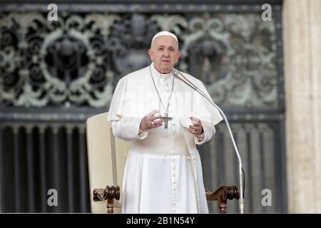 Papst Franziskus überbringt seine Predigt während der wöchentlichen Generalaudienz am Petersplatz.Die Generalaudienz findet jeden Mittwoch auf dem Petersplatz statt, auf dem ca. 80.000 Menschen Platz finden. Stockfoto