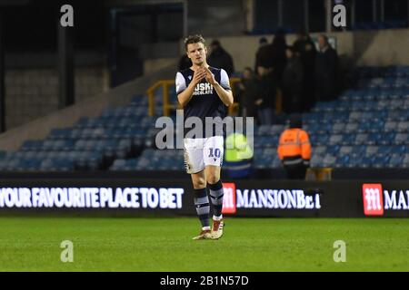 London, ENGLAND - 26. FEBRUAR Matt Smith von Millwall lobt die Fans beim Sky Bet Championship Match zwischen Millwall und Birmingham City in Den, London am Mittwoch, 26. Februar 2020. (Kredit: Ivan Yordanov/MI News)Foto darf nur für redaktionelle Zwecke in Zeitungen und/oder Zeitschriften verwendet werden, Lizenz für kommerzielle Nutzung erforderlich Kredit: MI News & Sport /Alamy Live News Stockfoto