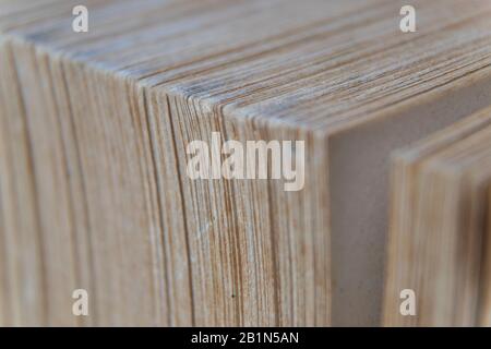 Makrobild gelber Bilder von altem Buch mit vielen Seiten Stockfoto