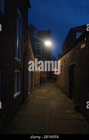 Dunkle Gasse mit Straßenlaterne & Dämmerungshimmel in Boston Lincolnshire Stockfoto