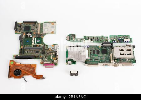 Vergleich zweier Notebook-Motherboards mit Fans, eines mit orangefarbenem Lüfter aus dem Jahr 2003, eines aus dem Jahr 1999. Stockfoto