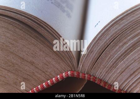 Makrobild gelber Bilder von altem Buch mit vielen Seiten Stockfoto