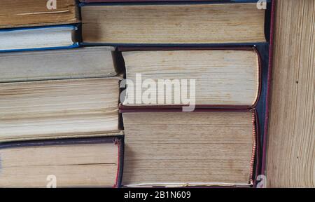 Vollformatfoto von Büchern, Ansicht von oben Stockfoto