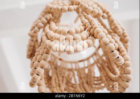Umweltfreundlicher Kronleuchter aus Holzkugeln und Perlen im balinesischen Stil Stockfoto