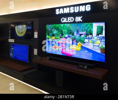 2020: Samsung QLED UHD 8k-Fernseher, zeigt das Demo-Bild in einem Elektronikladen Stockfoto