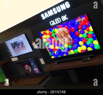 2020: Samsung QLED UHD 8k, zeigt das Demo-Bild in einem Elektronikladen Stockfoto