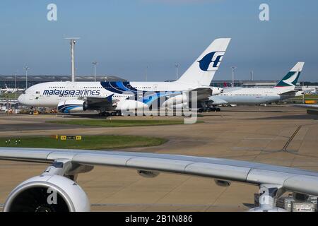 Ein Airbus A380-Flugzeug der Malaysia Airlines auf dem Start auf dem Flughafen London-Heathrow. Stockfoto