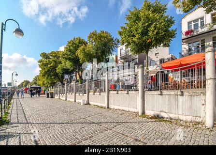 Touristen und Deutsche genießen die bunte, touristische Strandpromenade an der Ostseeküste der Stadt Warnemunde Rostock-Deutschland Stockfoto