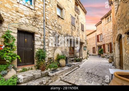 Eine bezaubernde, malerische Hintergasse im mittelalterlichen ummauerten Dorf Tourrettes-Sur-Loup im südfranzösischen Alpes-Maritimes-Gebiet. Stockfoto